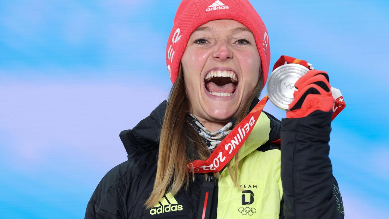 Da konnte sie noch lachen: Katharina Althaus präsentiert bei der Medaillenübergabe stolz Olympia-Silber.