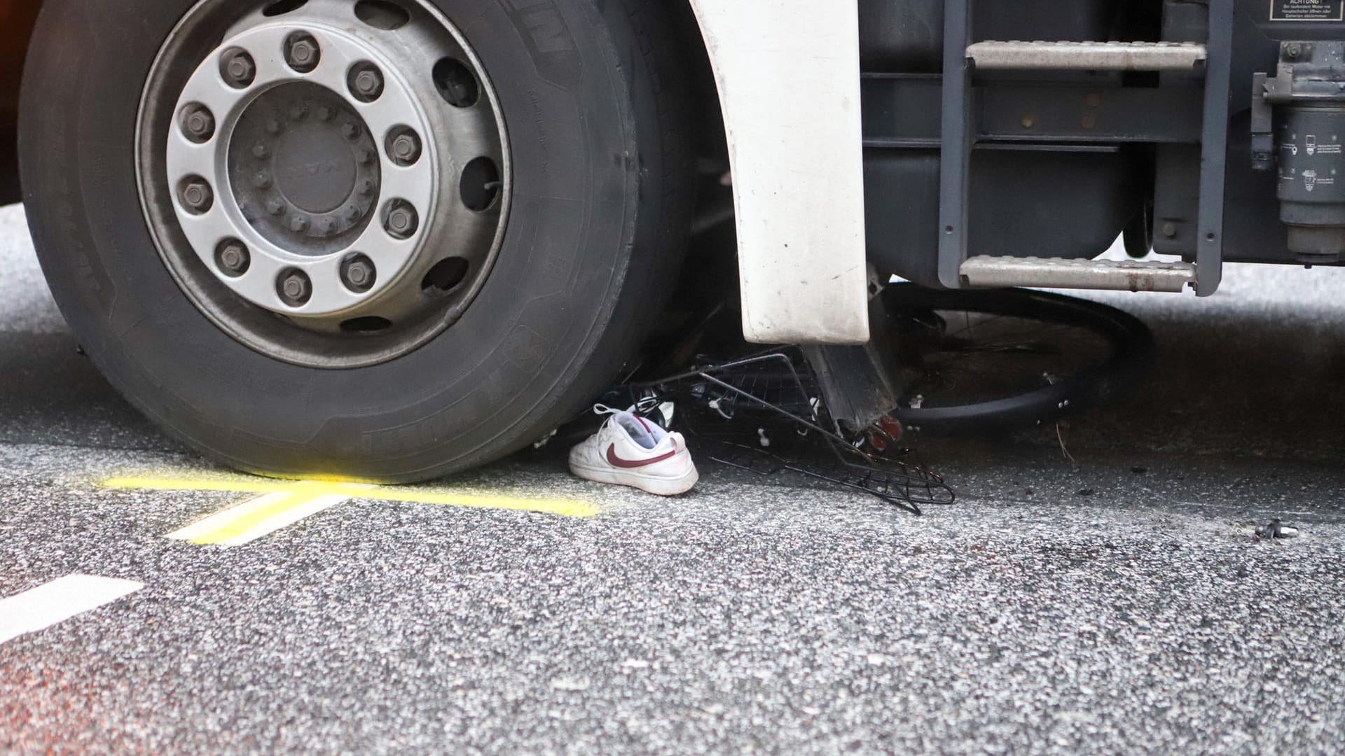 Das Fahrrad und ein Schuh des Mädchens unter dem Lkw: Das Kind konnte sich selbst retten.