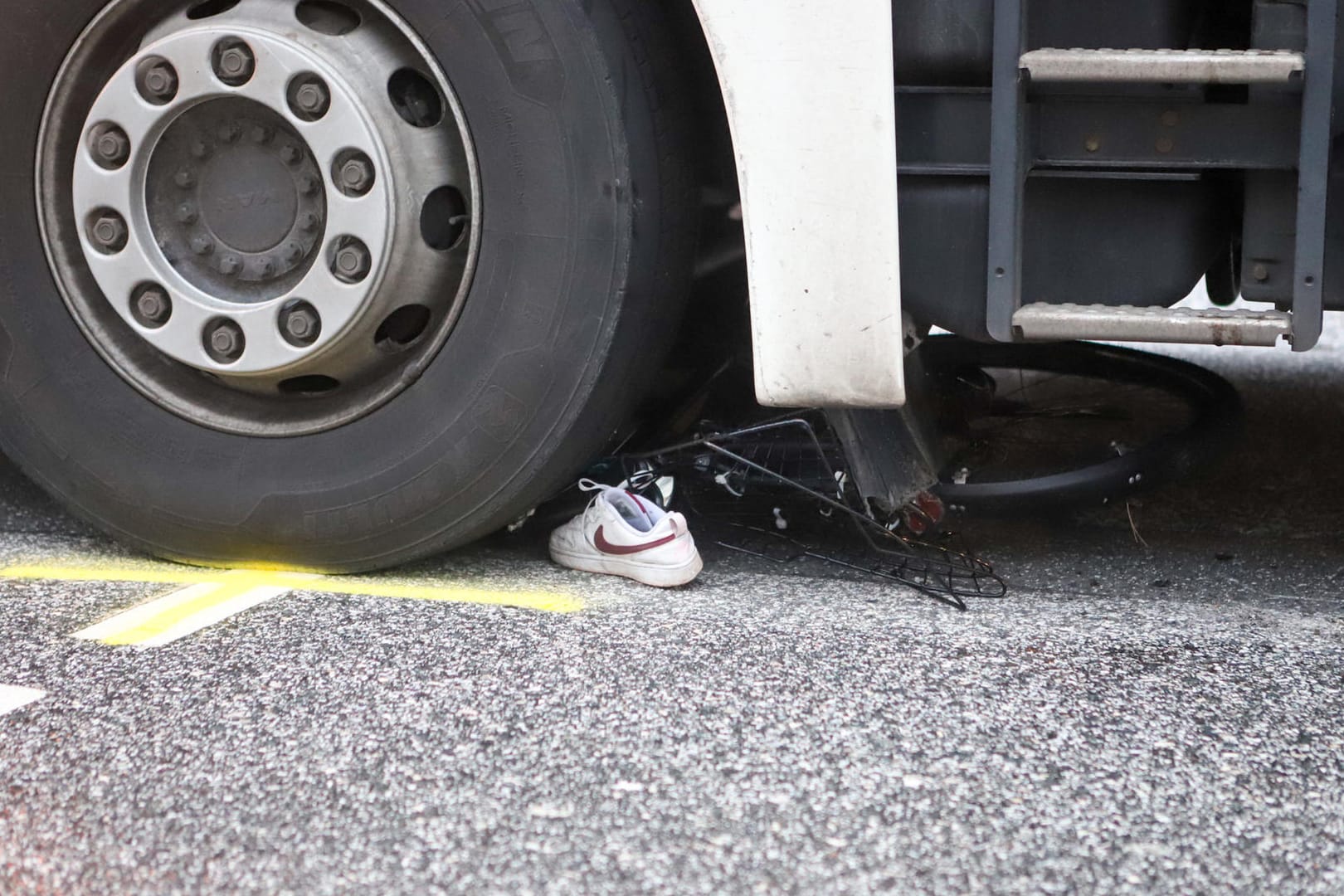 Das Fahrrad und ein Schuh des Mädchens unter dem Lkw: Das Kind konnte sich selbst retten.