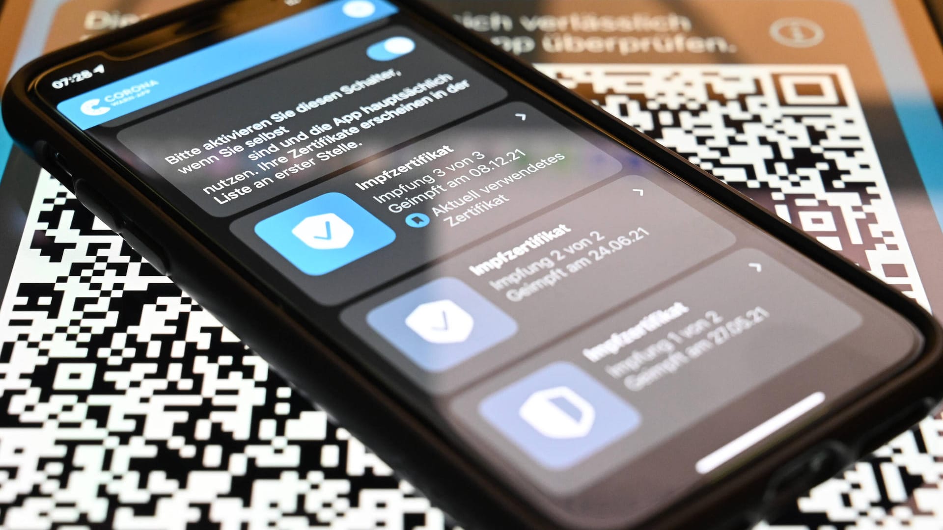 Lieber CovPass-App oder Corona-Warn-App? Solange der QR-Code funktioniert, sind beide Apps zum Reisen empfehlenswert.