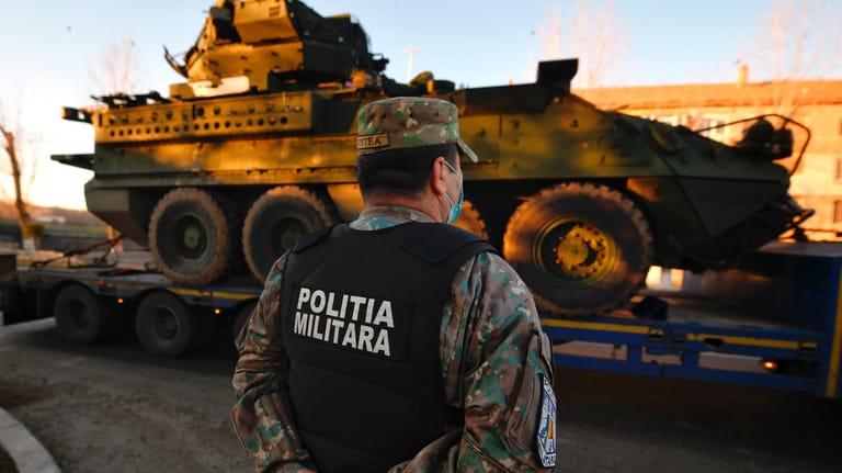 Ein US-Soldat beobachtet die Ankunft von US-Kampffahrzeugen auf dem Luftwaffenstützpunkt Mihail Kogalniceanu im Osten Rumäniens: Die Nato will ihre Truppen an der Ostflanke ausbauen.