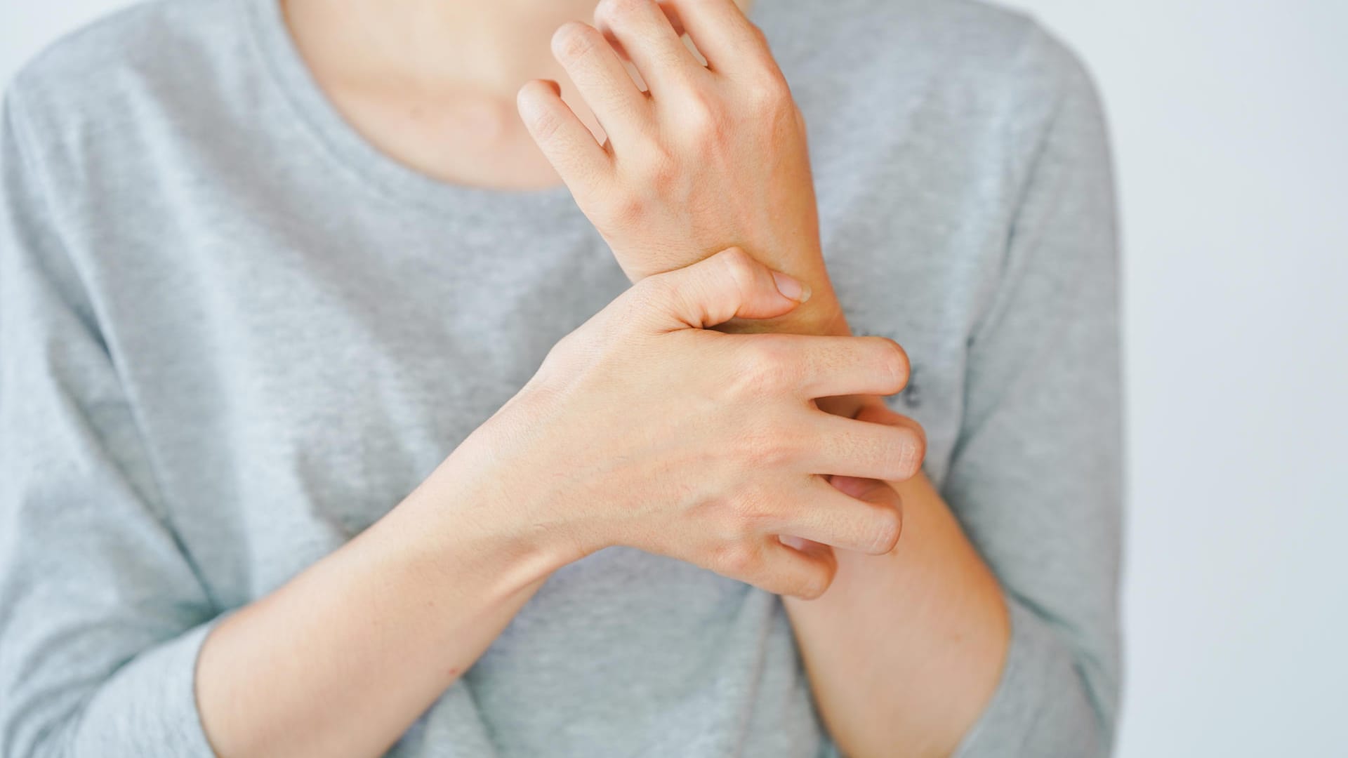 Frau kratzt sich am Arm: Hilfe bei Hautkrankheiten: Ein Salzwasserbad kann bei Neurodermitis oder eine Schuppenflechte Linderung schaffen. Der hohe Mineralstoff- und Salzgehalt wirken Entzündungen und Juckreiz entgegen, so dass sich die Haut wieder entspannen kann.