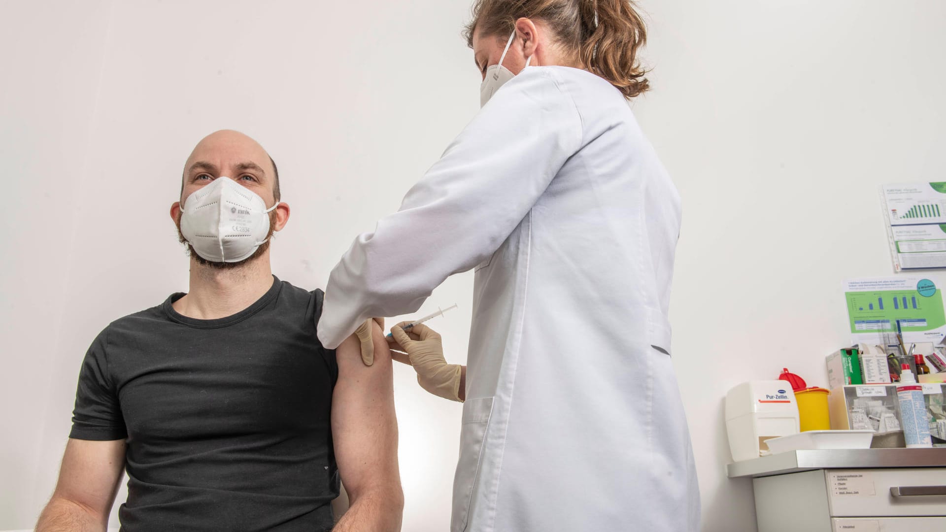 Ärztin impft einen Patienten in ihrer Praxis: Die Union hat einen Gesetzesentwurf zu einer generellen Impfpflicht vorgelegt. Ärztin impft einen Patienten in ihrer Praxis: Die Union hat einen Gesetzesentwurf zu einer generellen Impfpflicht vorgelegt.