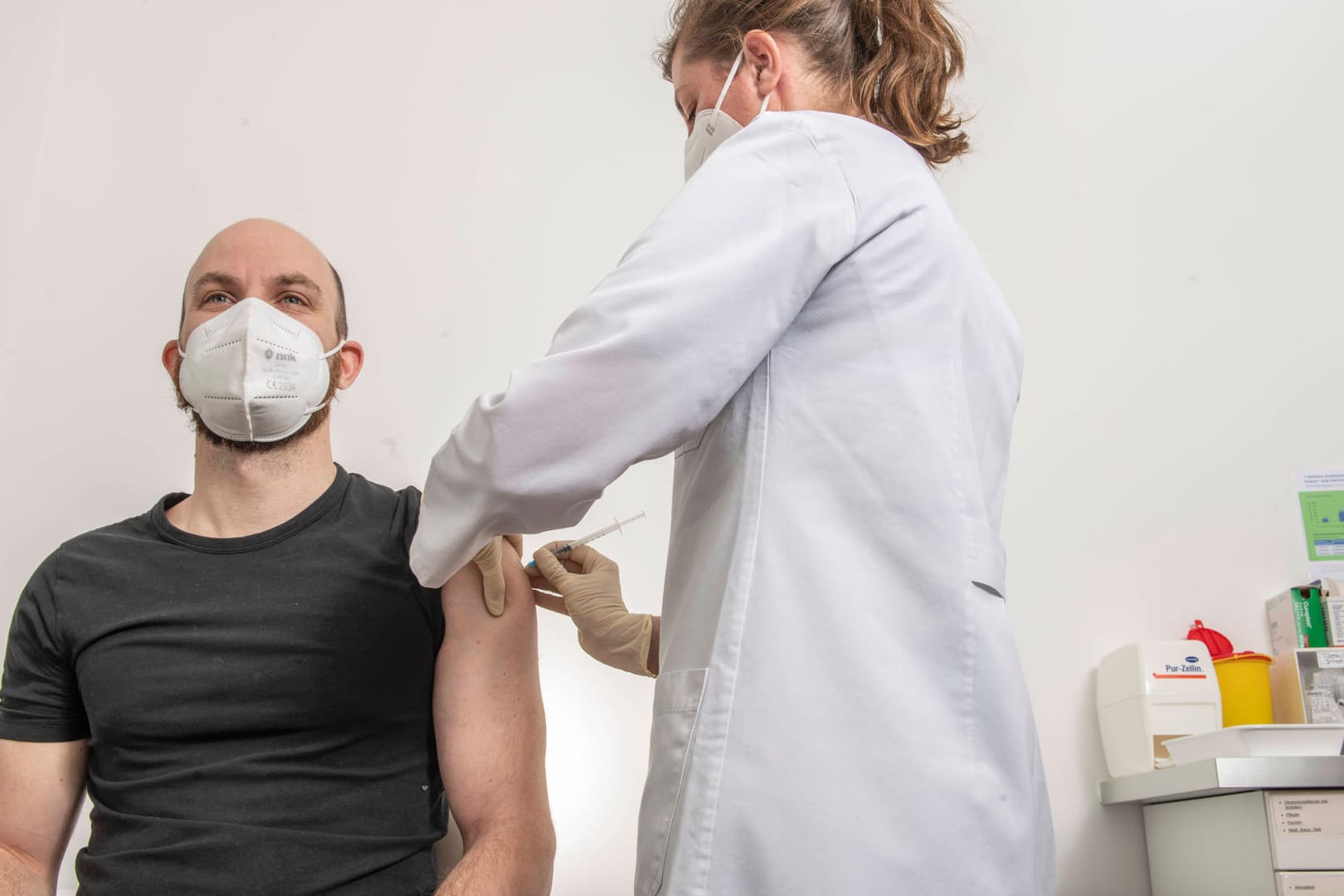 Ärztin impft einen Patienten in ihrer Praxis: Die Union hat einen Gesetzesentwurf zu einer generellen Impfpflicht vorgelegt.