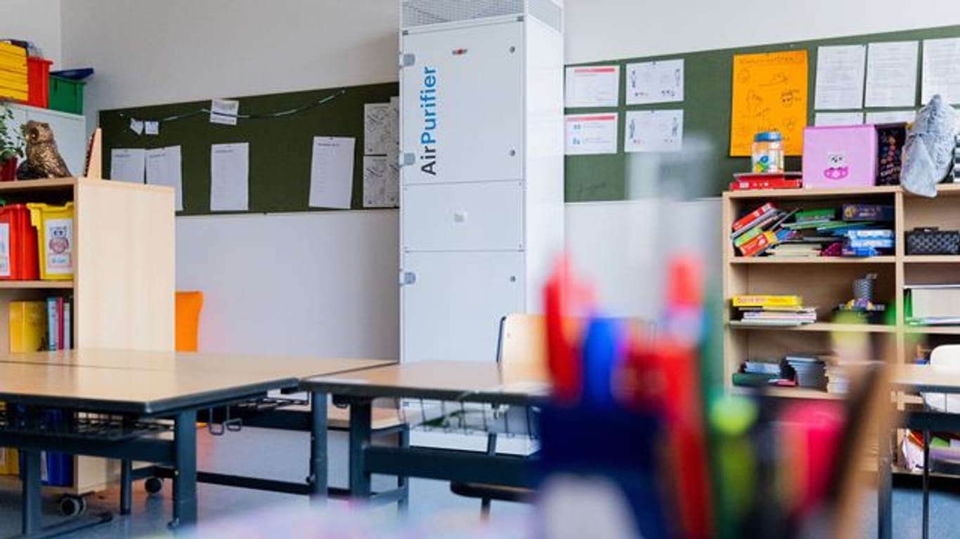 Luftfiltergeräte stehen in einem Klassenraum einer Bonner Schule.