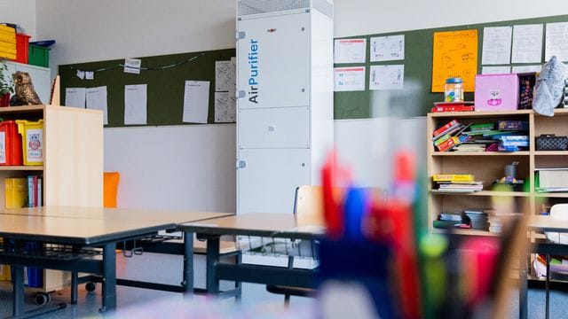 Luftfiltergeräte stehen in einem Klassenraum einer Bonner Schule. Luftfiltergeräte stehen in einem Klassenraum einer Bonner Schule.