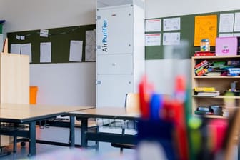 Luftfiltergeräte stehen in einem Klassenraum einer Bonner Schule.