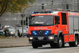 Ein Löschfahrzeug der Hamburger Feuerwehr auf dem Weg zu einem Einsatz (Symbolbild): Wegen der Ladung des Containers hat das Feuer zu einer starken Rauchbildung geführt.