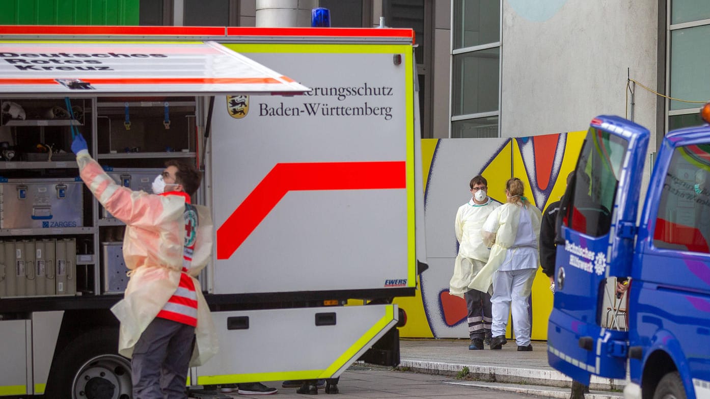 Beschäftigte der Zentralen Corona-Ambulanz und Diagnostikstelle in Stuttgart (Archivbild): Das Bundesland will personelle Probleme in den kritischen Infrastrukturen vermeiden. Beschäftigte der Zentralen Corona-Ambulanz und Diagnostikstelle in Stuttgart (Archivbild): Das Bundesland will personelle Probleme in den kritischen Infrastrukturen vermeiden.