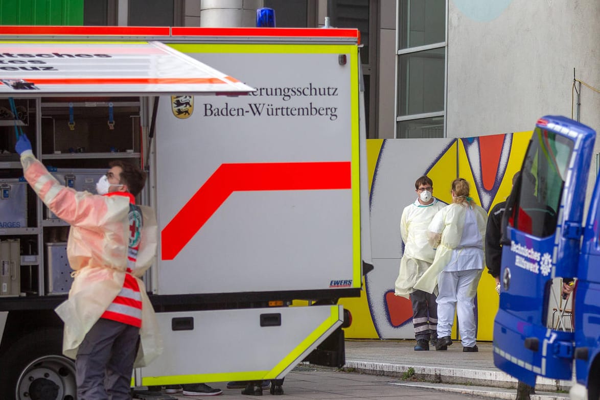 Beschäftigte der Zentralen Corona-Ambulanz und Diagnostikstelle in Stuttgart (Archivbild): Das Bundesland will personelle Probleme in den kritischen Infrastrukturen vermeiden.