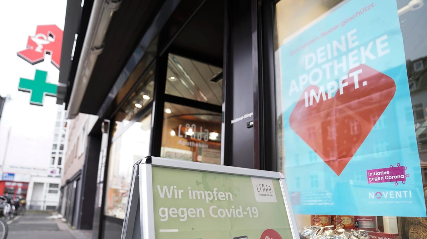 Apotheke die Impfungen anbietet (Symbolbild): In diesen Kölner Apotheken kann man sich seit dieser Woche gegen das Corona-Virus impfen lassen.