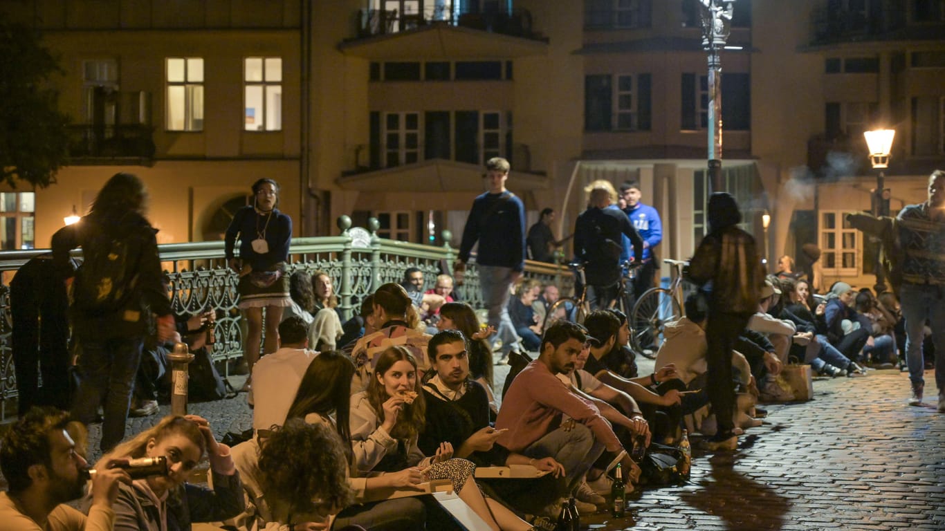 Party auf der Admiralbrücke in Berlin: Jugendlichen soll der Zugang zu Alkohol und Tabak künftig erschwert werden.