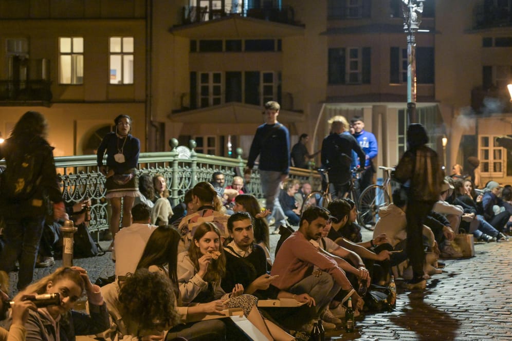 Party auf der Admiralbrücke in Berlin: Jugendlichen soll der Zugang zu Alkohol und Tabak künftig erschwert werden.