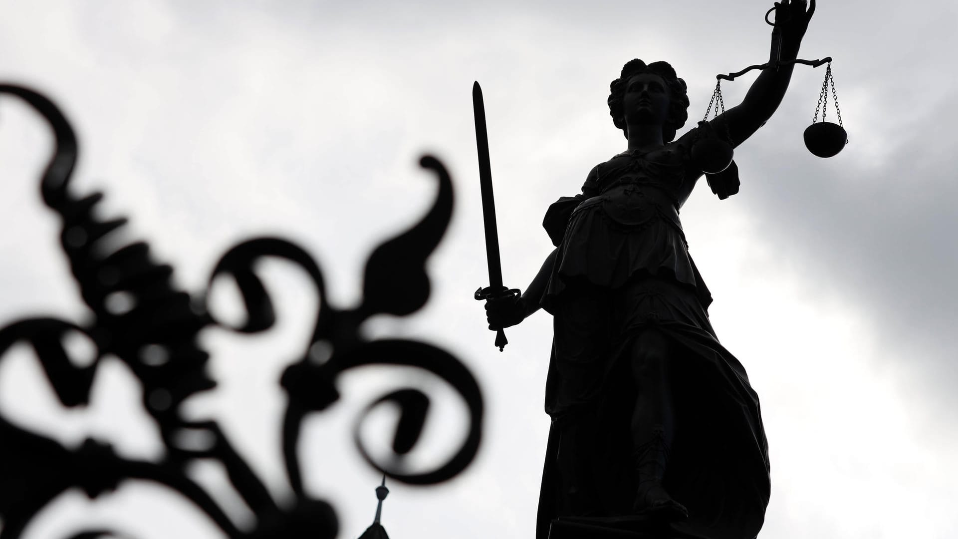 Die Justitia auf dem Gerechtigkeitsbrunnen auf dem Römerberg (Symbolbild): Der Angeklagte soll mehr als 100 Schreiben mit Drohungen verschickt haben.