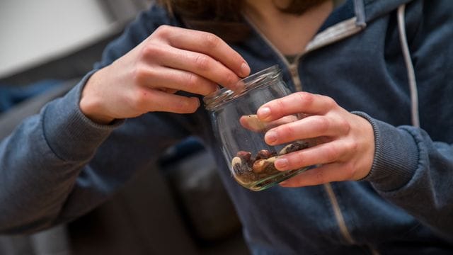 Krebspatienten: Viele sind von Appetitlosigkeit betroffen, dennoch sollten sie immer einen Snack parat haben.