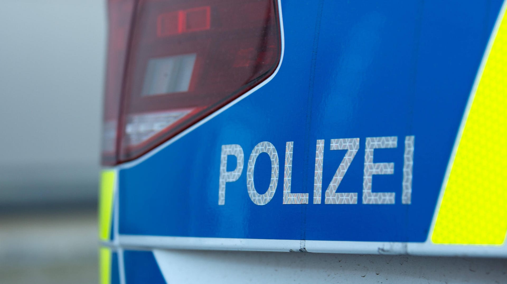 Der Schriftzug Polizei auf einem Einsatzfahrzeug (Symbolbild): Der Kontrolleur wurde leicht verletzt.