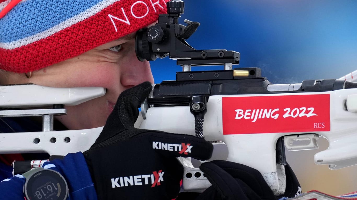Die Norwegerin Tiril Eckhoff beim Schießen beim 7,5 km-Sprint während der Olympischen Winterspiele 2022.