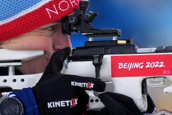 Die Norwegerin Tiril Eckhoff beim Schießen beim 7,5 km-Sprint während der Olympischen Winterspiele 2022.