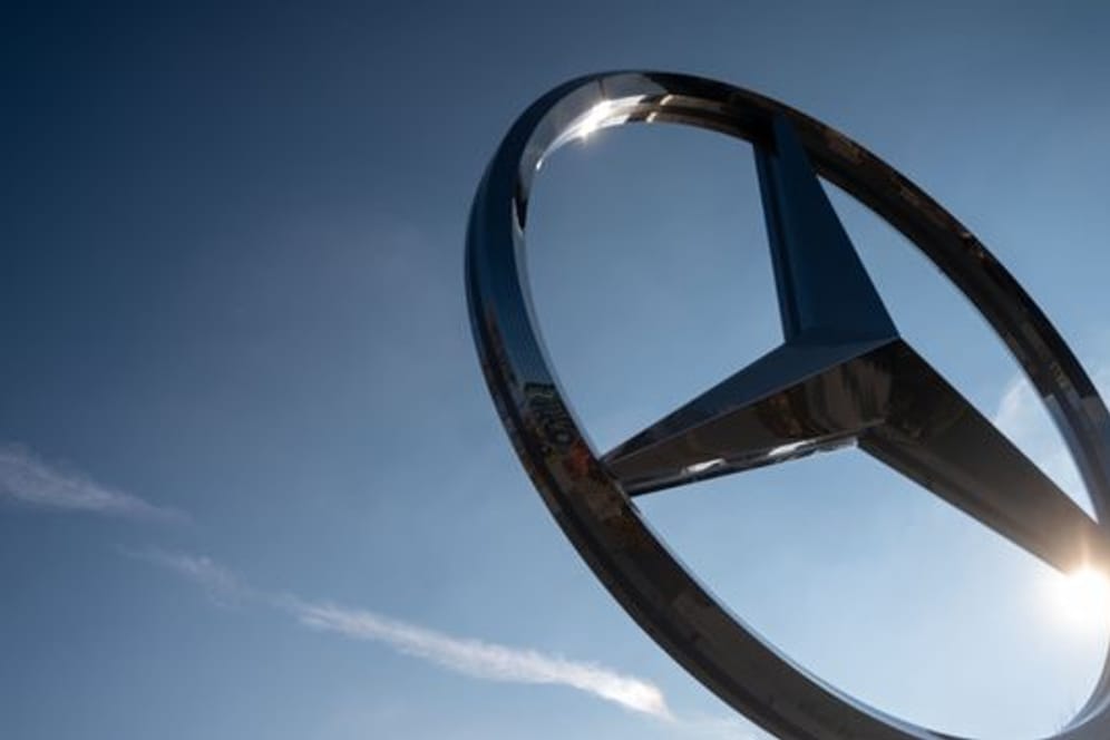 Ein Mercedes-Benz-Stern (Symbolbild): Der Autohersteller fährt ein starkes Ergebnis ein.