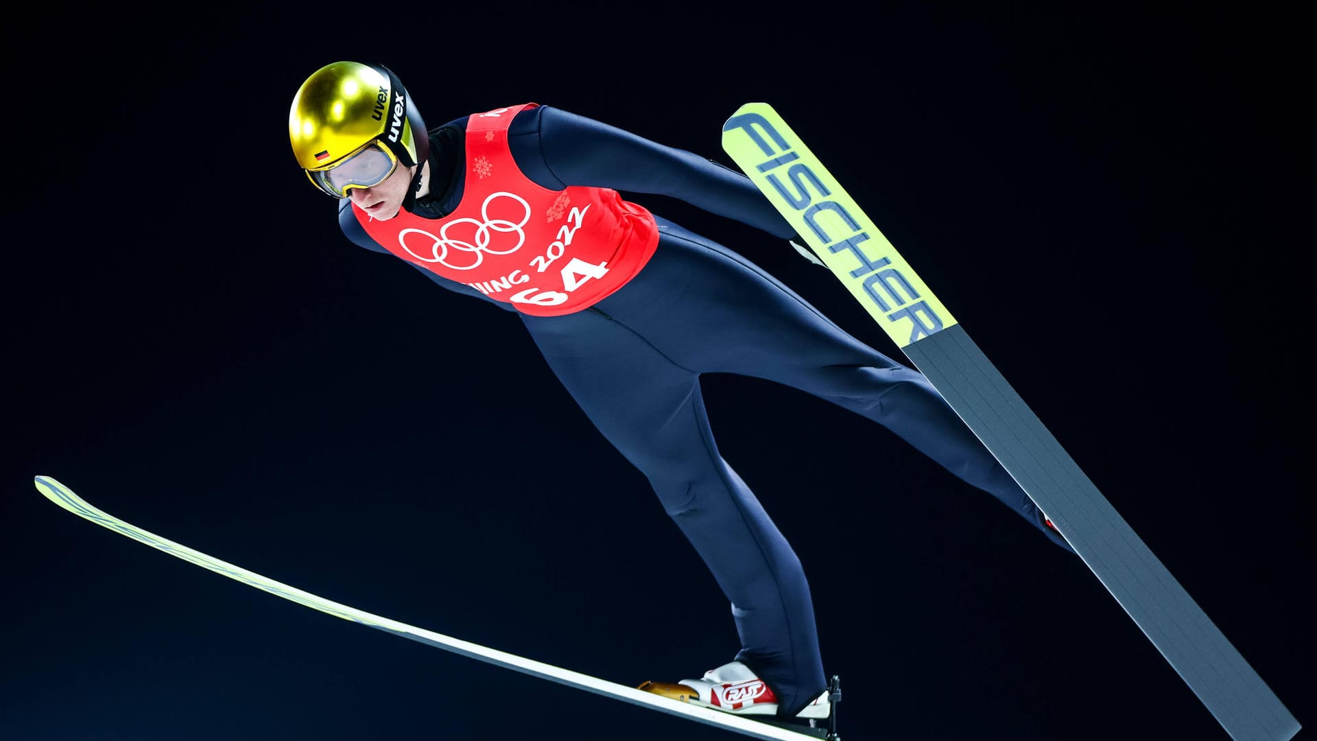 Karl Geiger beim Training im Skispringen von der Großchance in Peking.