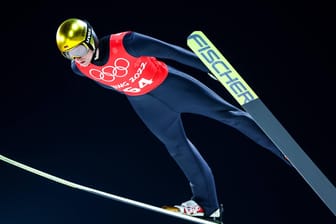 Karl Geiger beim Training im Skispringen von der Großchance in Peking.