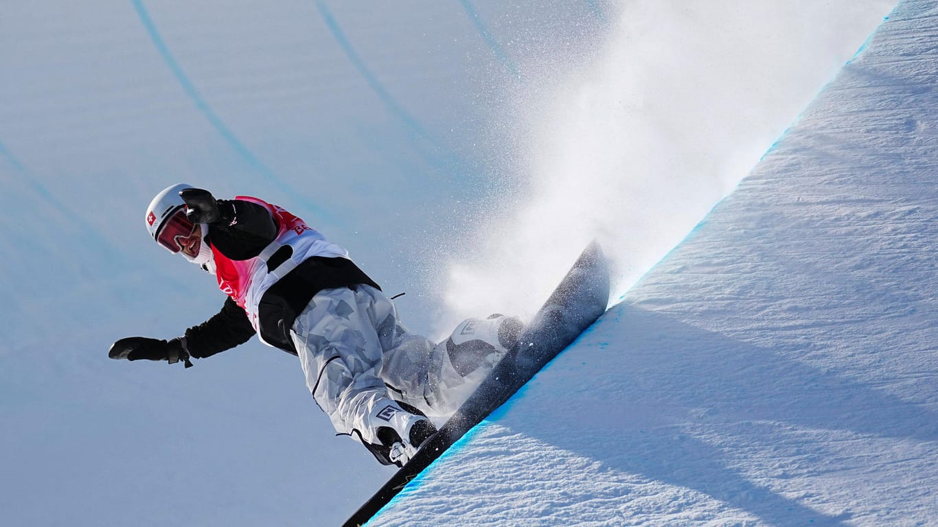 Der Schweizer Patrick Burgener in der Snowboard Halfpipe bei den Olympischen Winterspielen 2022.