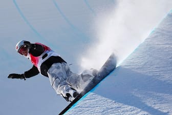 Der Schweizer Patrick Burgener in der Snowboard Halfpipe bei den Olympischen Winterspielen 2022.