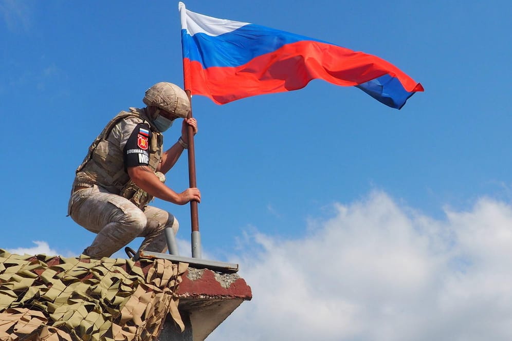 Ein russischer Soldat hisst in Syrien die Landesflagge: "Die Erfolge in Syrien waren hauptsächlich den Opfern der Söldner geschuldet". (Symbolfoto)