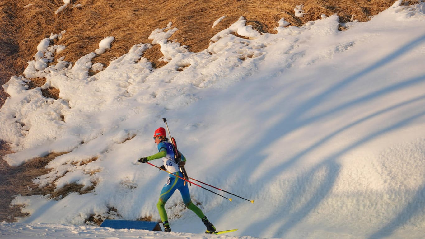 Nur so viel Schnee wie gerade nötig: Biathlon-Wettbewerb bei den Olympischen Spielen.