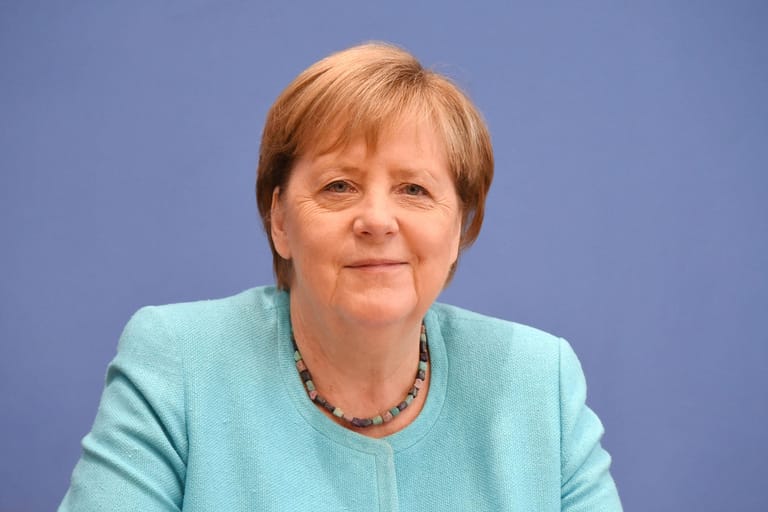 Alt-Bundeskanzlerin Angela Merkel schreitet noch einmal an die Wahlurne im Parlament. Sie wurde von der CDU Mecklenburg-Vorpommern nominiert.