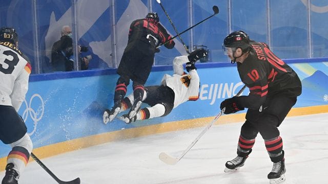 Marco Nowak (M) hatte sich im Spiel gegen Kanada verletzt.