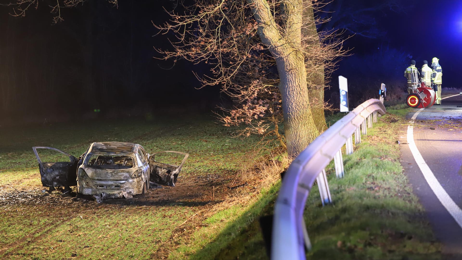 Das ausgebrannte Auto am Fahrbahnrand: Die Insassen überlebten den Unfall nicht. Das ausgebrannte Auto am Fahrbahnrand: Die Insassen überlebten den Unfall nicht.