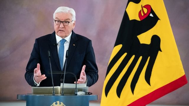 Bundespräsident Frank-Walter Steinmeier spricht im Schloss Bellevue zu Beginn einer Diskussionsrunde. Bundespräsident Frank-Walter Steinmeier spricht im Schloss Bellevue zu Beginn einer Diskussionsrunde.