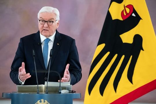Bundespräsident Frank-Walter Steinmeier spricht im Schloss Bellevue zu Beginn einer Diskussionsrunde.