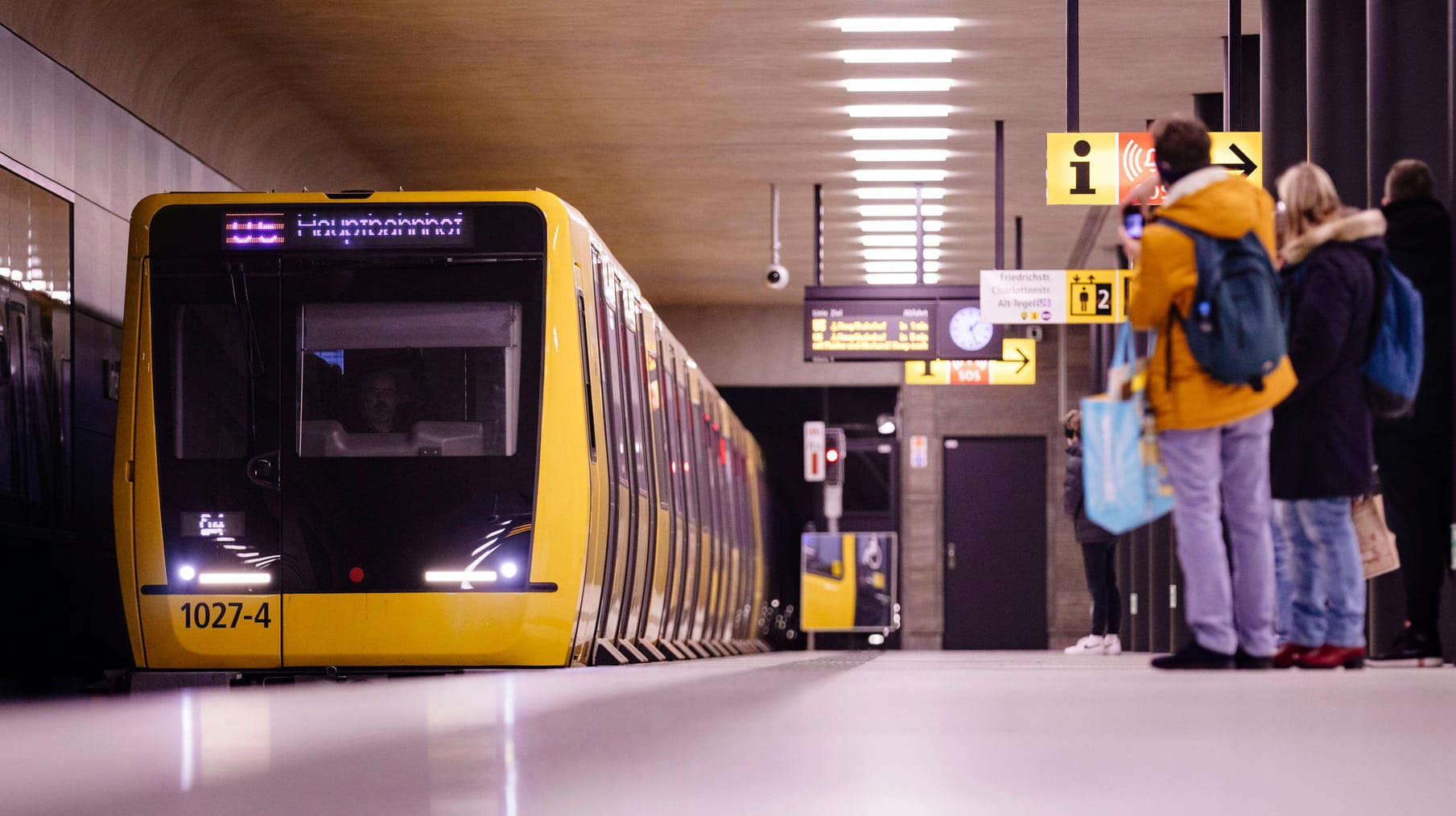 Fahrgäste warten in Berlin auf eine U-Bahn (Symbolbild): Im vergangenen Jahr sind Kontrolleuren der BVG Tausende Schwarzfahrer ins Netz gegangen.