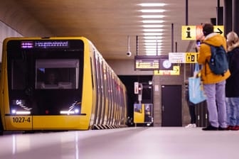 Fahrgäste warten in Berlin auf eine U-Bahn (Symbolbild): Im vergangenen Jahr sind Kontrolleuren der BVG Tausende Schwarzfahrer ins Netz gegangen.