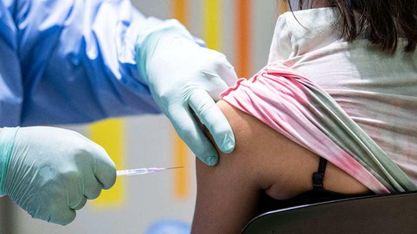 Eine Frau wird im Impfzentrum Berlin-Tegel gegen das Coronavirus geimpft.