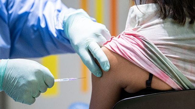 Eine Frau wird im Impfzentrum Berlin-Tegel gegen das Coronavirus geimpft. Eine Frau wird im Impfzentrum Berlin-Tegel gegen das Coronavirus geimpft.