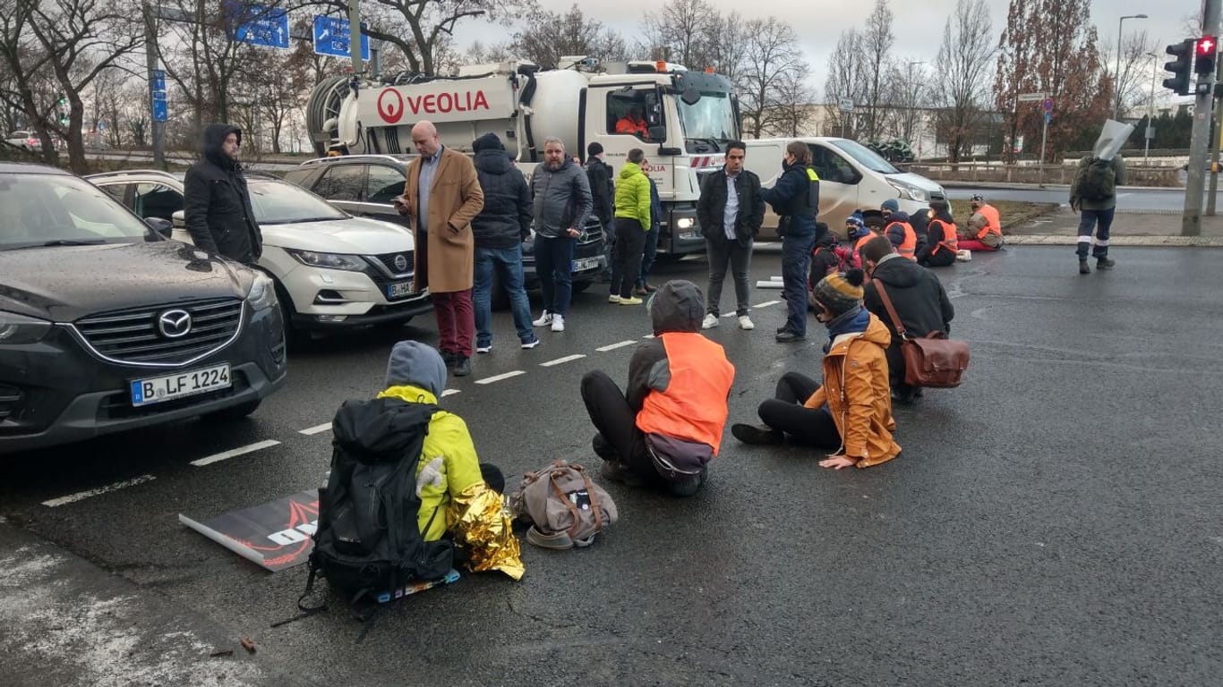 Autofahrer, die durch eine Blockade der Aktivisten an der Weiterfahrt gehindert werden: Im Zuge der Protestaktion wurden über 200 Anzeigen gegen Blockierer gefertigt.