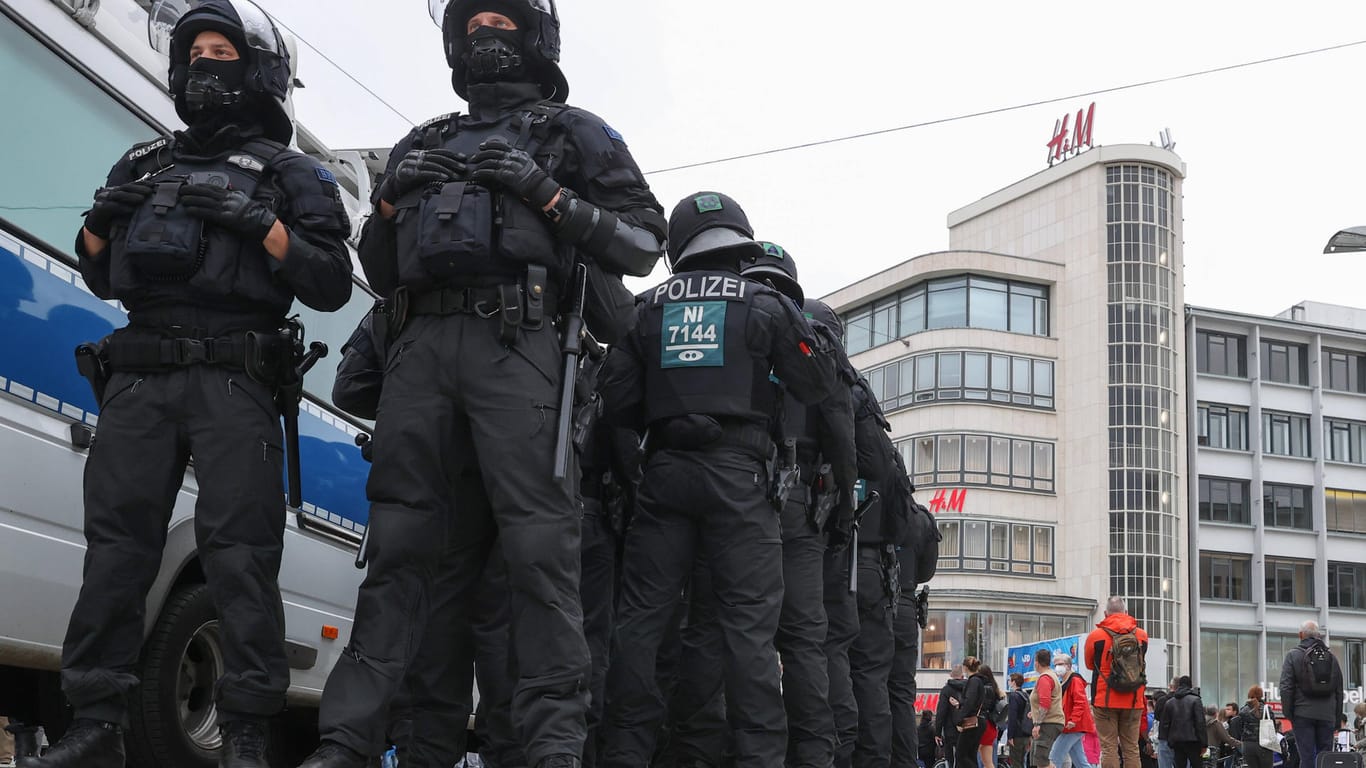 Polizeibeamte im Einsatz in Hannover (Symbolbild): 2021 gab es weniger Großeinsätze.
