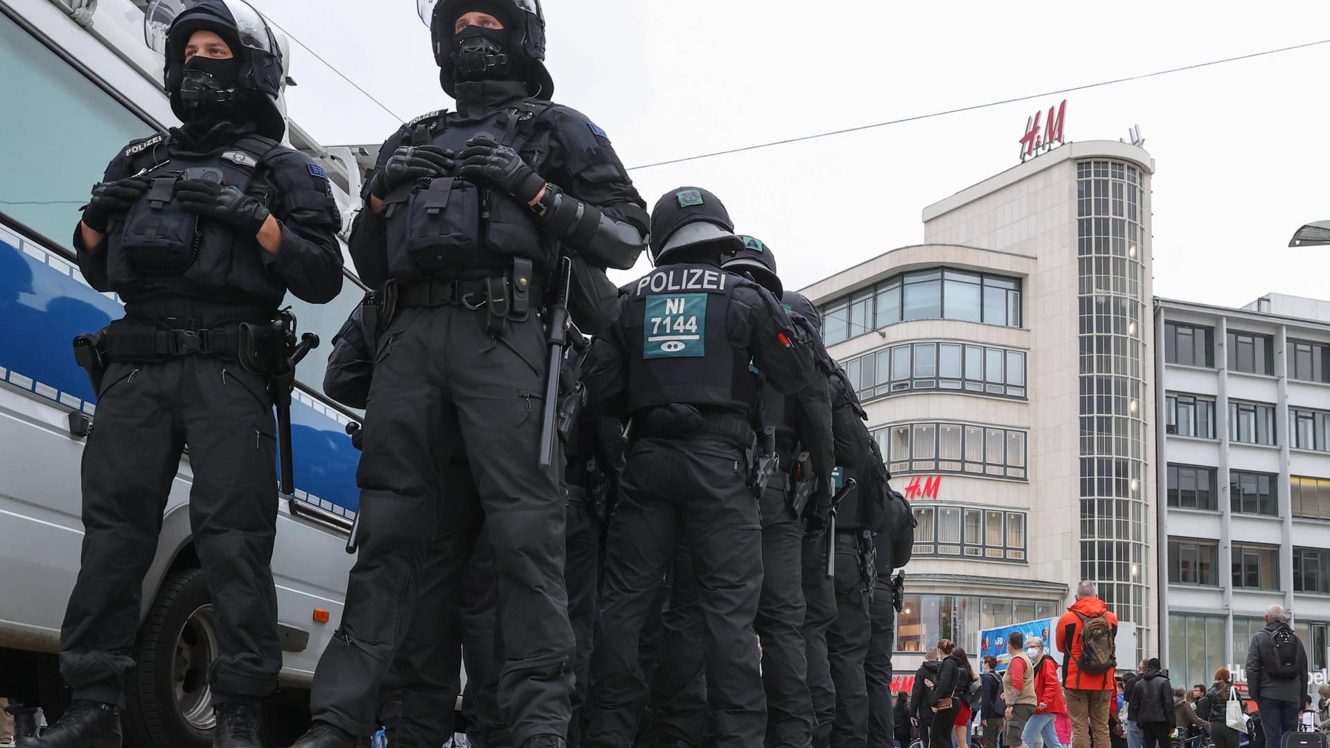 Polizeibeamte im Einsatz in Hannover (Symbolbild): 2021 gab es weniger Großeinsätze. Polizeibeamte im Einsatz in Hannover (Symbolbild): 2021 gab es weniger Großeinsätze.