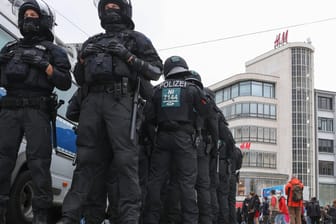 Polizeibeamte im Einsatz in Hannover (Symbolbild): 2021 gab es weniger Großeinsätze.