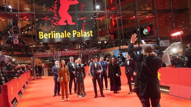 Die Jury der Berlinale macht Halt auf dem roten Teppich.