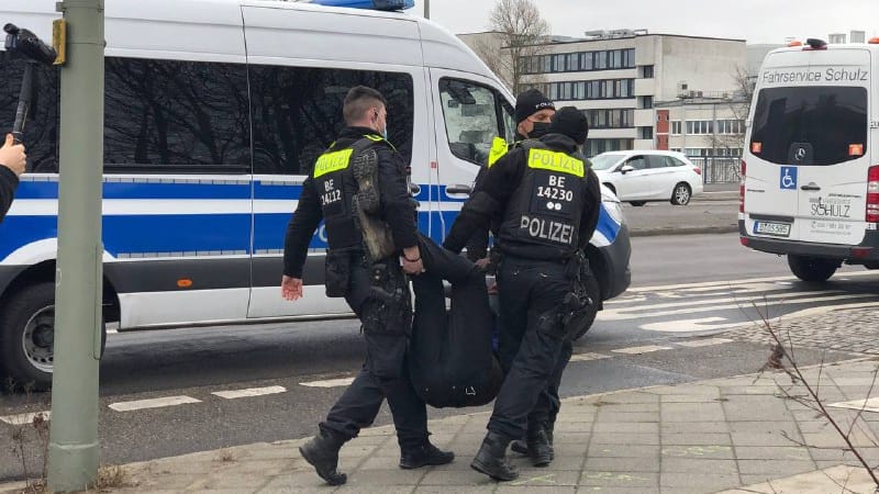 Polizisten tragen einen Blockierer weg: Die Aktionen bedeuten einen hohen Personalaufwand für die Polizei.