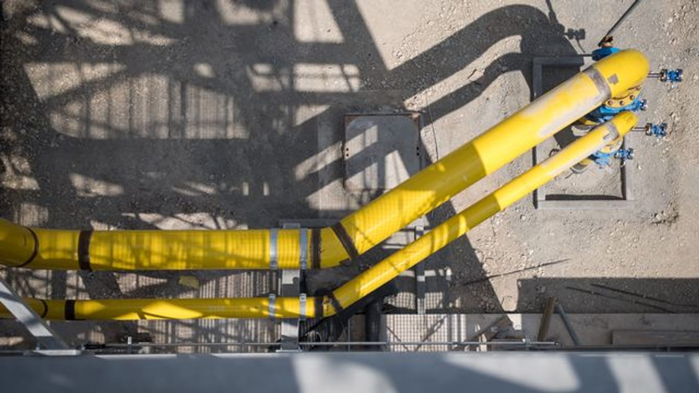 Eine gelbe Leitung für Erdgas führt über das Gelände eines Gaskraftwerkes.