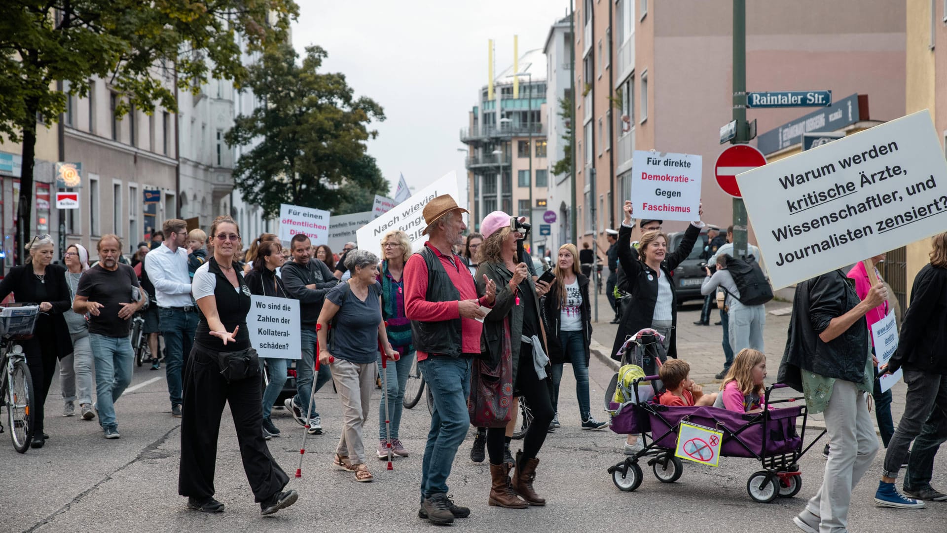 Demonstration in München: Immer wieder kommt es auch in der Bevölkerung zu Protesten gegen die Impfpflicht.