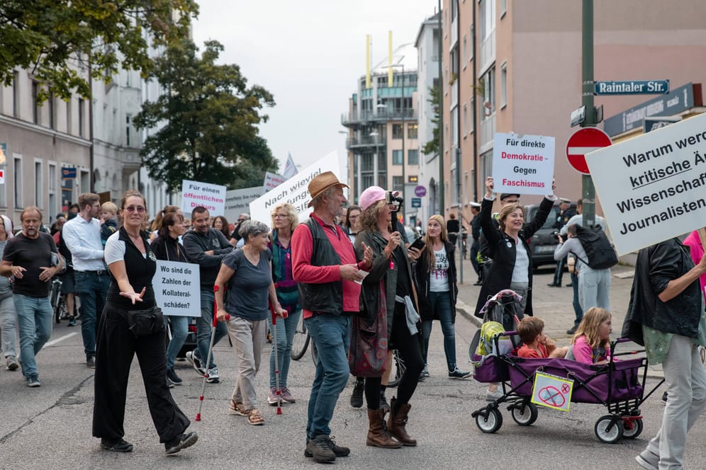 Demonstration in München: Immer wieder kommt es auch in der Bevölkerung zu Protesten gegen die Impfpflicht.