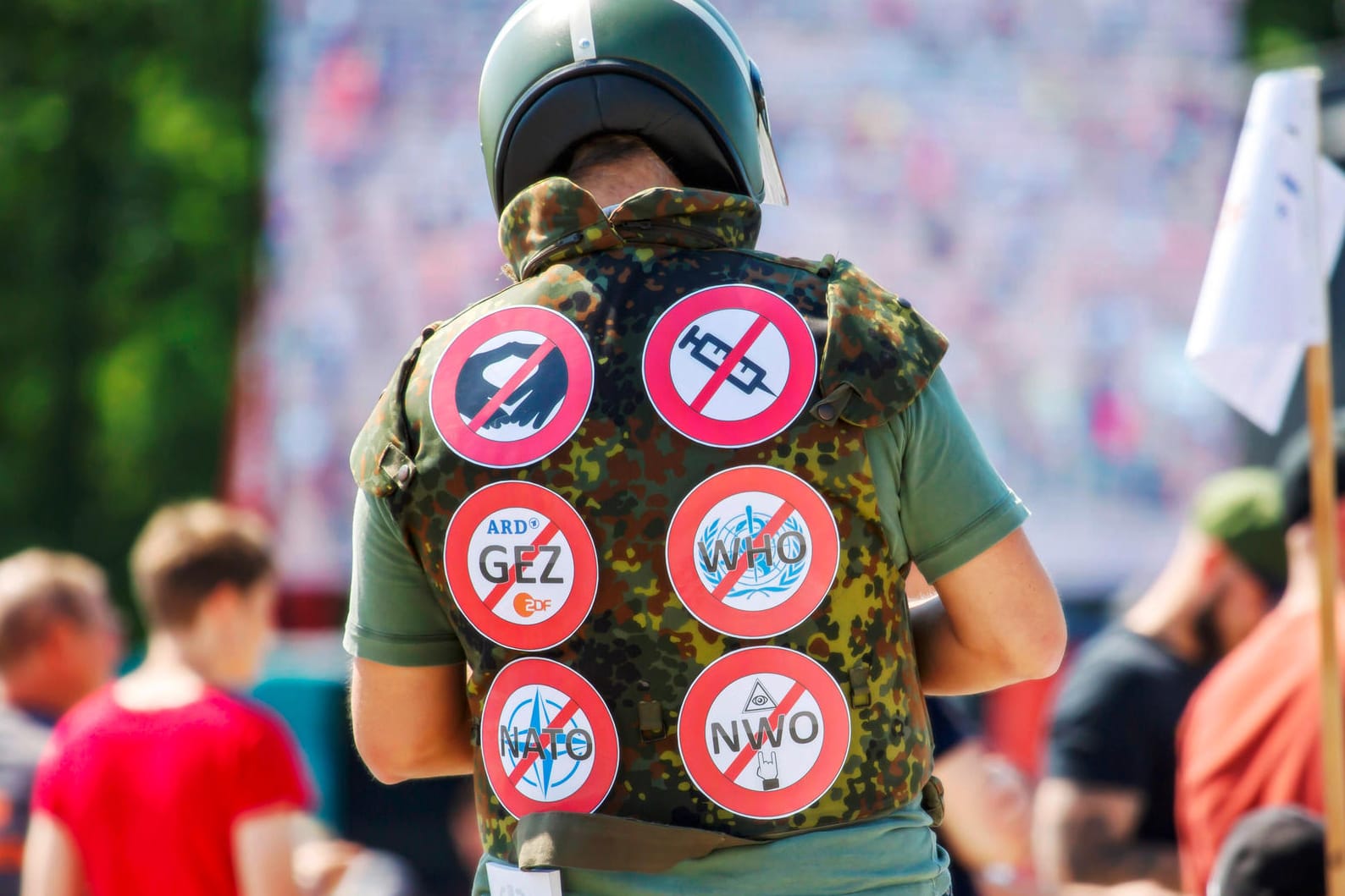 Mehrere Tausend Menschen demonstrieren in Stuttgart gegen Corona-Beschränkungen. Kritik an den Medien ARD und ZDF, an Nato und dem Impfzwang.