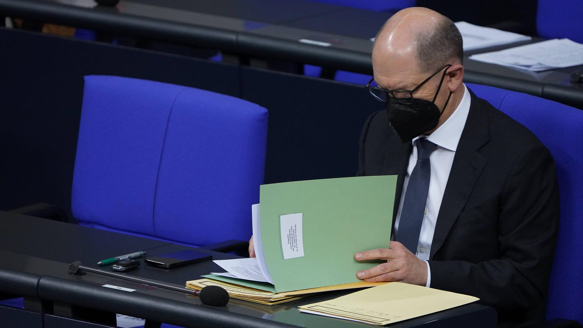 Bundeskanzler Olaf Scholz im Bundestag: Nun scheint auch der Kanzler in den allgemeinen Chor der Lockerungs-Befürworter einzustimmen.