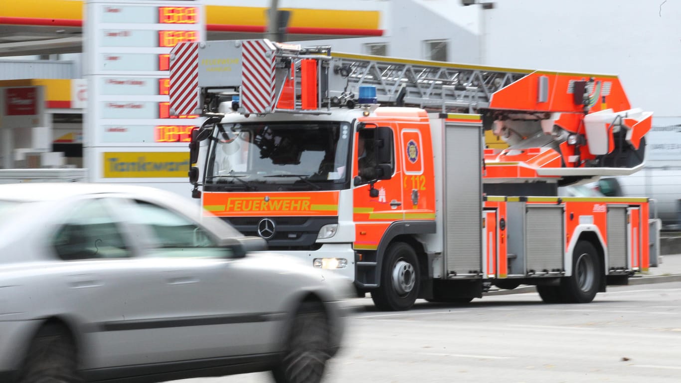 Ein Löschfahrzeug der Feuerwehr Hamburg (Symbolbild): Die Einsatzkräfte retteten Bewohner mit tragbaren Leitern.